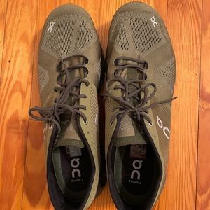 Mens On Cloud 5 Waterproof. Size 14. Only worn once. Olive and black.